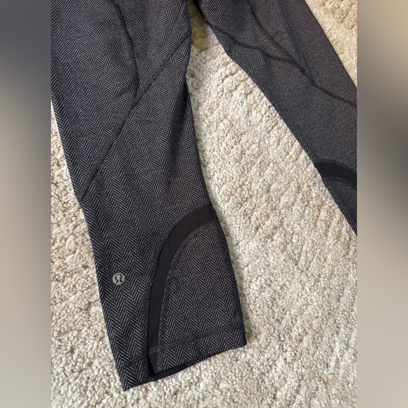 Lululemon Run: Inspire Crop II in the giant herringbone black heathered pattern - Picture 2 of 6